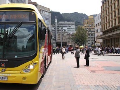Um ônibus do sistema Transmilenio de Bogotá, Colômbia.