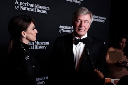 Alec Baldwin, acompañado de su esposa, durante una gala en el Museo de Historia Natural de Nueva York, el 30 de noviembre de 2023.