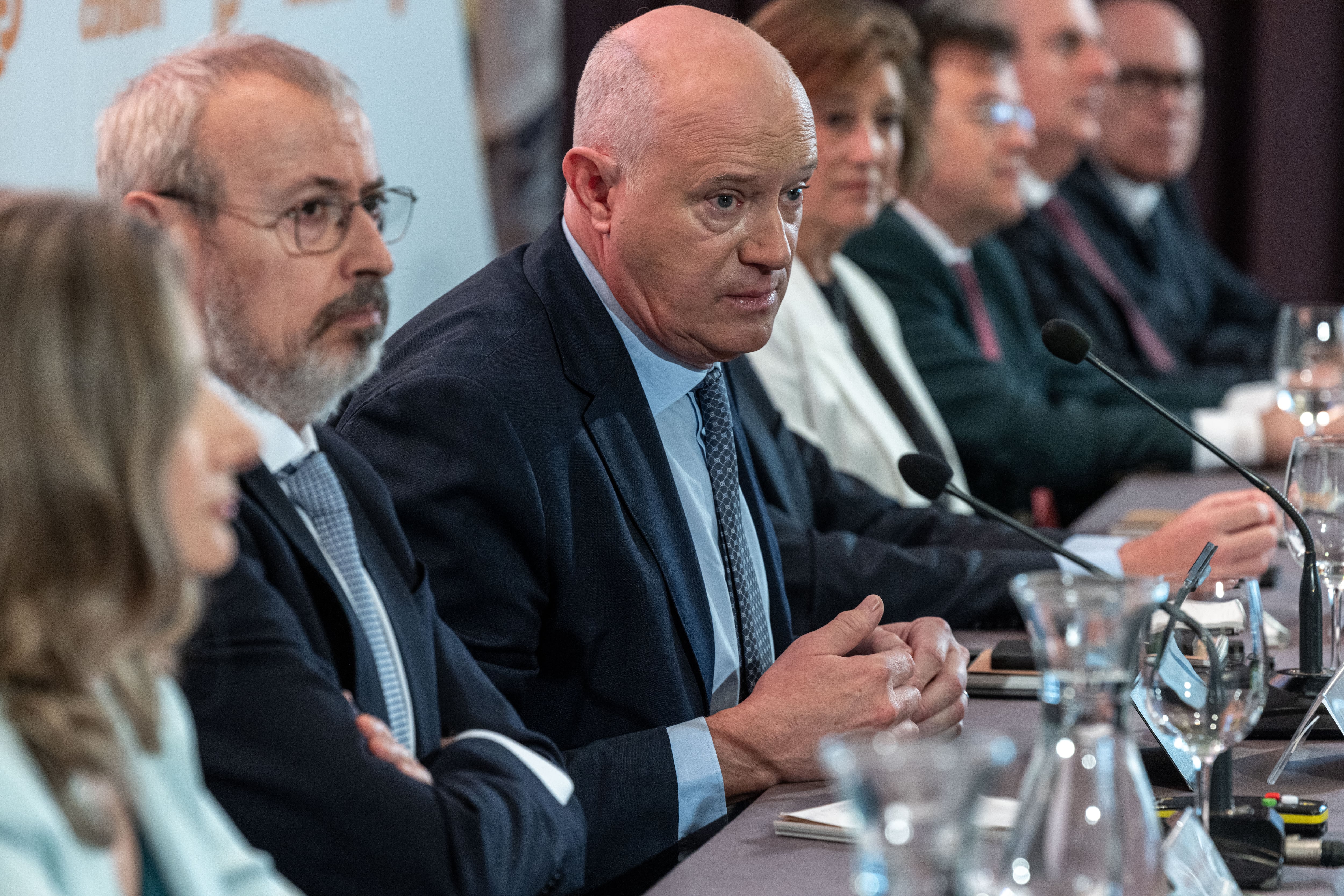 El director general de Consum, Antonio Rodríguez Lázaro (centro) (c), interviene durante la presentación de los resultados de Consum correspondientes al ejercicio 2024.