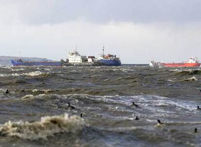 Varios barcos en medio del mar picado y con restos del vertido de combustible cerca del puerto ruso de Kavkaz, al sur de Rusia.