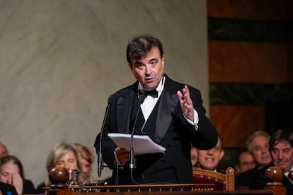 El escritor Javier Cercas lee su discurso durante la ceremonia de su ingreso en la RAE en Madrid, este domingo.