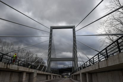 Vista del puente atirantado de alta velocidad entre las localidades de Hernani y Astigarraga, en Gipuzkoa.