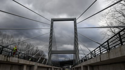 Vista del puente atirantado de alta velocidad entre las localidades de Hernani y Astigarraga, en Gipuzkoa.