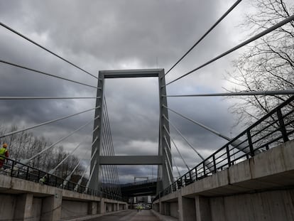 Vista del puente atirantado de alta velocidad entre las localidades de Hernani y Astigarraga, en Gipuzkoa.