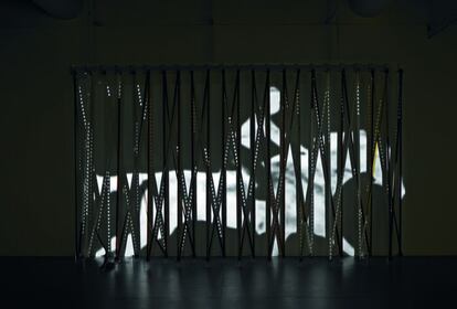 'Flicker (2012)', de Daniel Canogar. Celuloide de 35 mm, proyector, rodillos y vídeo instalación.