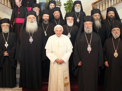 Benedicto XVI, junto a un grupo de prelados ortodoxos, ayer en Chipre.