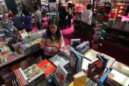 Más de diez mil metros cuadrados de exhibición, 700 sellos editoriales, cerca de 500 actividades culturales y alrededor de 400 escritores se dieron cita en la pasada edición de la Filsa. EFE/Archivo