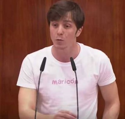 Rubiño, con la camiseta con la palabra "maricón", en febrero en la Asamblea.