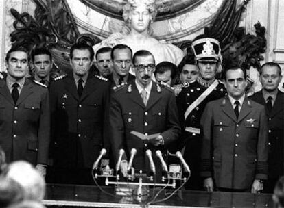 El general Jorge Videla (centro) jura como presidente tras derrocar a Isabel Perón en 1976.