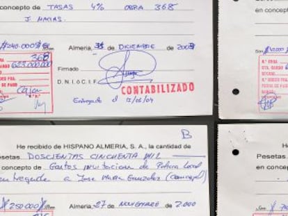 Los dos recibos de arriba se&ntilde;alan comisiones ilegales supuestamente cobradas por el arquitecto municipal Javier Mac&iacute;as. En los de abajo figuran pagos al exconcejal de Urbanismo y a un empleado de la constructora. 