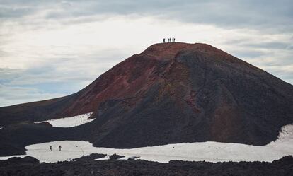 Una montaña de lava en la caminata de Fimmvörðuháls, en Islandia.