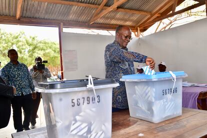 El presidente de Tanzania, John Magufuli, vota en las elecciones presidenciales celebradas el pasado miércoles.