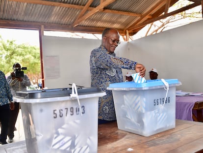 El presidente de Tanzania, John Magufuli, vota en las elecciones presidenciales celebradas el pasado miércoles.