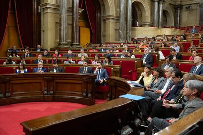 El presidente de la Generalitat, Pere Aragonès (c), durante la sesión plenaria, en el Parlament de Cataluña, este miércoles 25 de mayo.