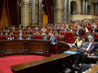 El presidente de la Generalitat, Pere Aragonès (c), durante la sesión plenaria, en el Parlament de Cataluña, este miércoles 25 de mayo.