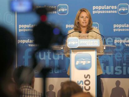 Arantza Quiroga, en una rueda de prensa en la sede del PP en San Sebastián.