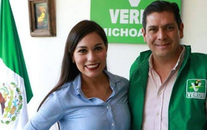 Maribel Barajas, junto con el dirigente del partido en Michoacán, Ernesto Núñez.