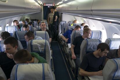 Los prisioneros ucranianos en el avión que les trasporta de Moscú a Kiev.