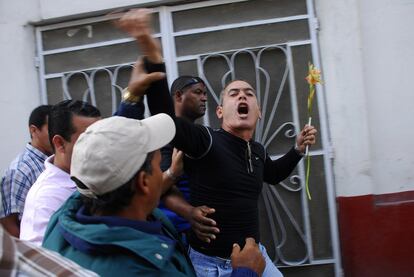 Un hombre muestra su apoyo a las integrantes del grupo de mujeres Damas de Blanco durante la marcha celebrada en La Habana.