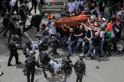 Los agentes israelíes se enfrentan a los asistentes al funeral de Shireen Abu Akleh a la salida del hospital, en Jerusalén. Posteriormente, el féretro de la periodista fue trasladado en una furgoneta a la puerta de Yafa, en la Ciudad Vieja de Jerusalén, desde donde fue llevado a la iglesia para la misa funeral, que tuvo lugar con cientos de asistentes y un fuerte dispositivo de seguridad en toda la ciudad.