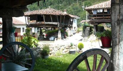 Hórreos tradicionales en el pueblo de Bueño, Asturias.