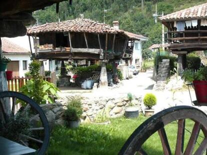 Hórreos tradicionales en el pueblo de Bueño, Asturias.