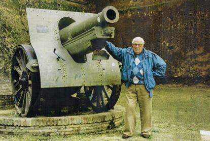 Francisco Lucas Sansón, testigo del 18 de julio, junto a una pieza de artillería como las que bombardearon Madrid.