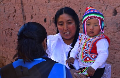 Nacer en un hogar rico o pobre marca la vida incluso en aspectos que, aparentemente, nada tienen que ver con el dinero.  En Perú han puesto en marcha un programa pionero (Cuna Más) para que quienes han nacido en las zonas más rurales y pobres no pierdan oportunidades. 
