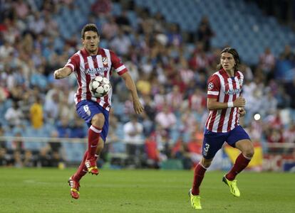 Koke controla un balón ante la mirada de Filipe Luis.