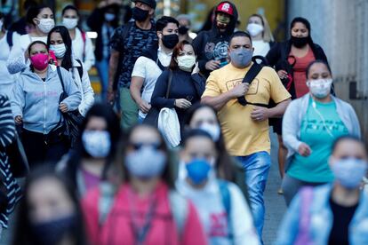 Pessoas usando máscaras caminham em São Paulo nesta sexta-feira, 19 de julho.