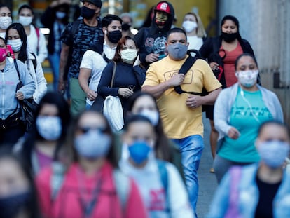 Pessoas usam máscara em São Paulo em imagem de 19 de junho.