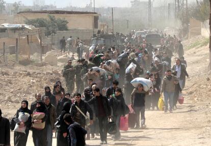 Cientos de civiles abandonan la zona de Guta Oriental, en la zona rural de Damasco (Siria), el 15 de marzo de 2018. 