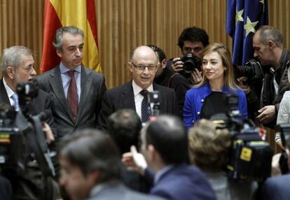 El ministro de Hacienda, Cristóbal Montoro, durante la rueda de prensa en el Congreso.