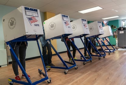 People seen voting at a polling station in the Bronx during the 2022 midterm elections.