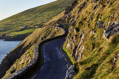 Un tramo de la Wild Atlantic Way a su paso por el Condado de Kerry (Irlanda).