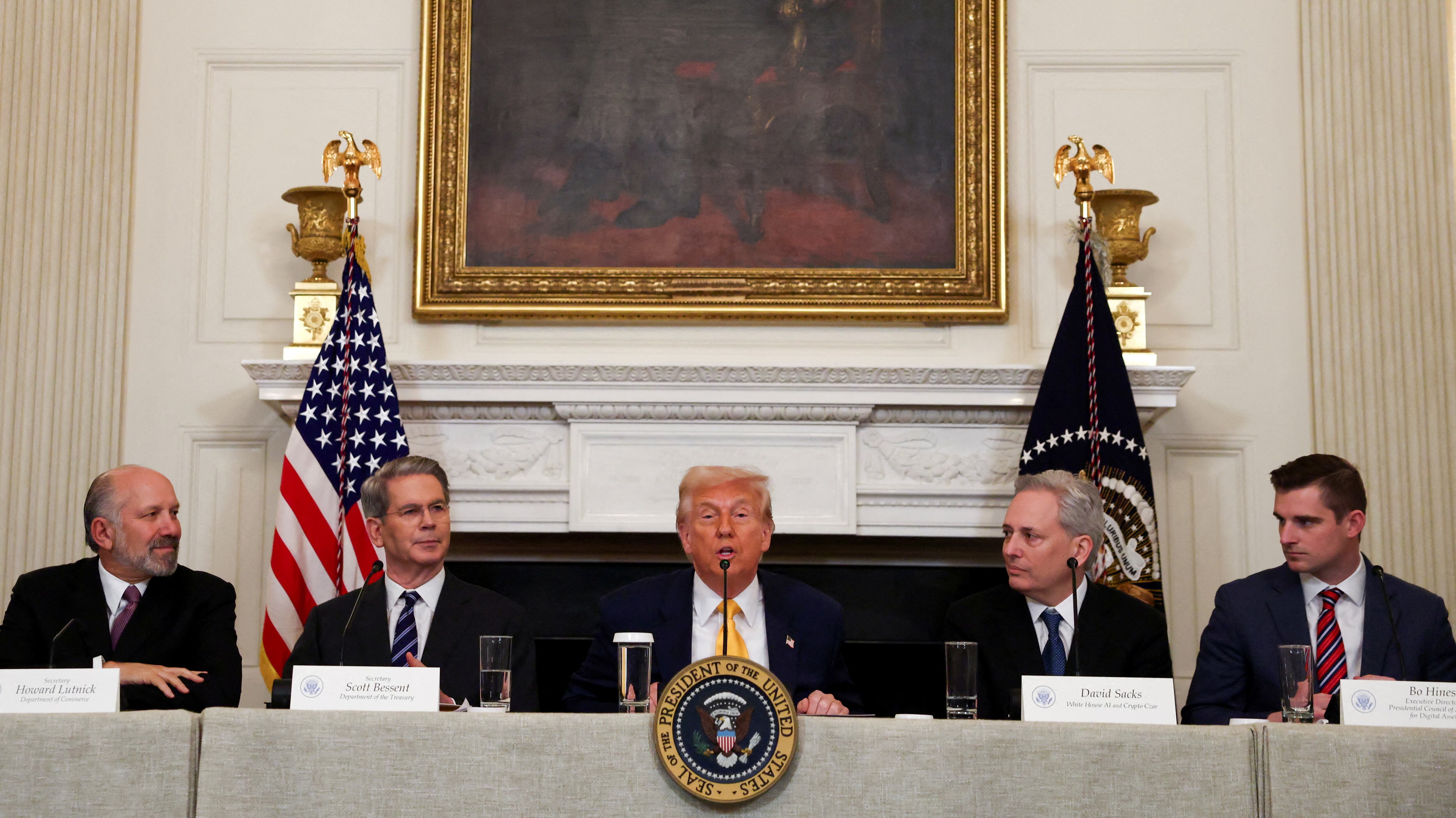 El presidente de EE UU, Donald Trump, con el zar de las criptomonedas David Sacks, el secretario del Tesoro Scott Bessent, el secretario de Comercio Howard Lutnick y el director ejecutivo del Consejo Presidencial de Asesores para Activos Digitales, Bo Hin