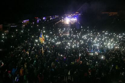 Centenares de personas participan en el nuevo corte de la autopista AP-7, a la altura de Girona, que la plataforma Tusnami Democràtic ha convocado a partir de las seis de la tarde, una vez que la policía francesa y los Mossos d'Esquadra han logrado reabrir el paso por La Jonquera. 