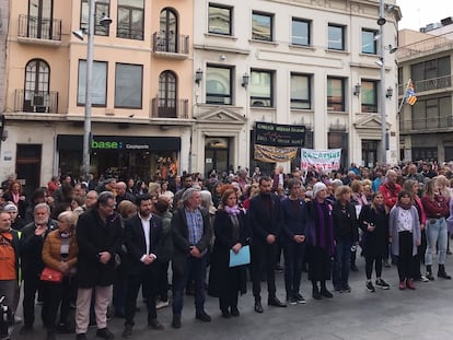 Concentración en el Ayuntamiento de Badalona contra la violación a una niña de 11 años, el pasado enero.