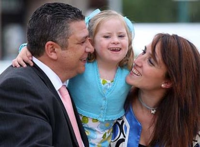 Rafael González y Toñi López con su hija Sonia, en Málaga.