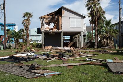 Una casa destruída en Surfside Beach, tras el paso del huracán.