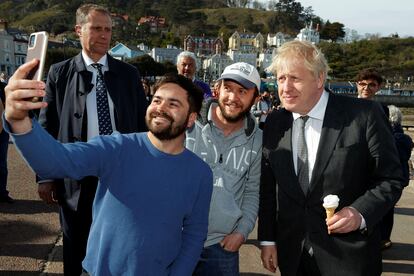 Boris Johnson, durante un acto electoral con seguidores en Llandudno (Gales), este lunes.