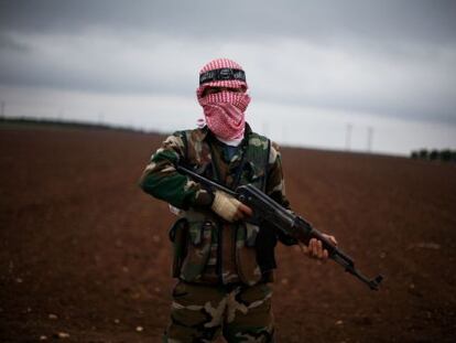 Un rebelde del Ej&eacute;rcito Libre Sirio el 10 de diciembre de 2012.