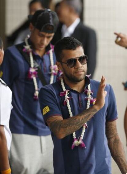 Dani Alves saluda a su llegada al aeropuerto Don Mueang de Bangkok