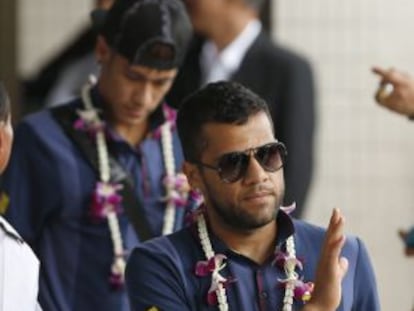 Dani Alves saluda a su llegada al aeropuerto Don Mueang de Bangkok