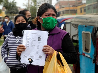 Una mujer sostiene la foto de su hija que murió durante la operación policial en Lima, Perú. MARTÍN MEJÍA (AP)