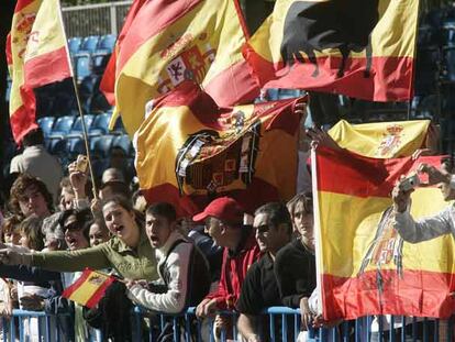 Algunos de los asistentes al desfile mostraron banderas preconstitucionales.