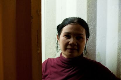 La joven Nieng es una de las mujeres camboyanas del asentamiento. Ella vive en uno de estos pequeños apartamentos con su marido y su hijo de ocho años. En el suburbio viven un total de siete niños que tienen entre nueve meses y 12 años. Los pequeños pueden ir a una escuela erigida para ellos a pocos metros de sus viviendas donde juegan y reciben educación básica. Los niños que hablan tailandés también reciben formación en un templo cercano. <p>Texto: Ana Salvá</p>