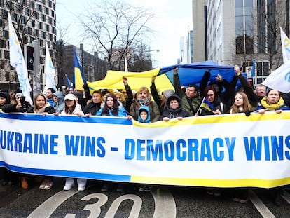 Un grupo de manifestantes de diversas edades protesta contra la invasión rusa de Ucrania y en defensa de la democracia, el 25 de febrero en Bruselas.