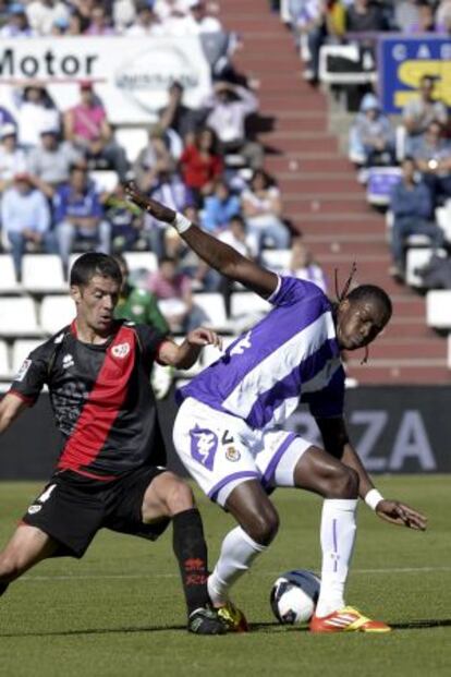 Manucho intenta controlar el bal&oacute;n ante Labaka 