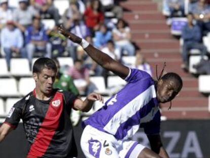 Manucho intenta controlar el bal&oacute;n ante Labaka 